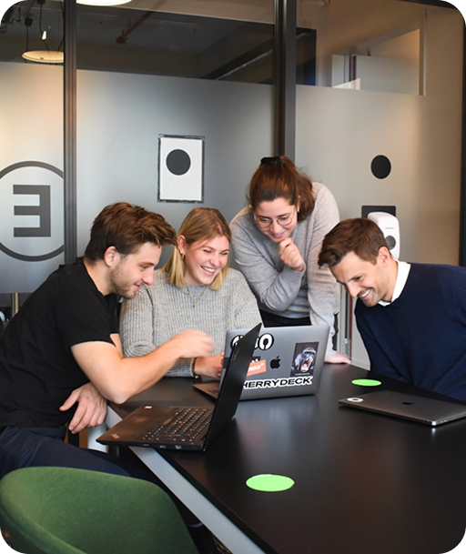 Person arbeitet mit Finanzmaterialien